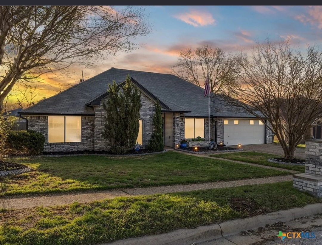 CHARMING HOME OFFERING STYLISH LIVING